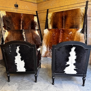 Zwart-witte koeienhuid fauteuils – Western Ranch Decor | Luxe verbergstoelen op maat | Handgemaakte statement fauteuils | Set van 2 stuks