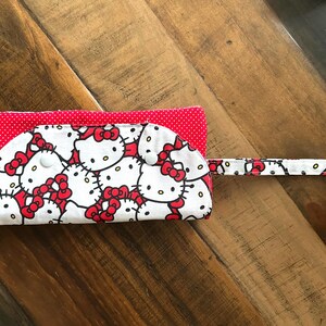 Cartera de tela con compartimento con cremallera, 6 ranuras para tarjetas y 1 bolsillo oculto. 19 cm de largo x 10 cm de ancho. Acolchada. Lavable y ligera.