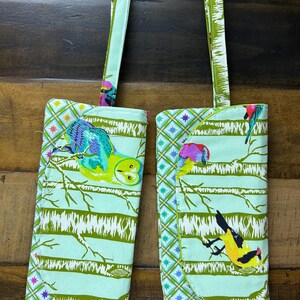 Portafoglio in tessuto di cotone verde con scomparto con cerniera, 6 scomparti per carte. 19 cm di lunghezza x 10 cm di larghezza. Imbottito. Lavabile e con chiusura magnetica.