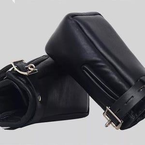 Real Leather Padded Fist Mitts Gloves 2 Pieces Restraints Bondage Lockable Glove