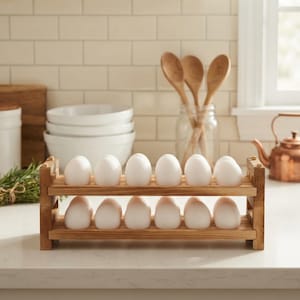 Puede incluir: Un soporte para huevos de madera de dos niveles con un acabado natural en color marrón claro. El estante está diseñado con dos repisas horizontales, cada una con seis huevos blancos en fila, ofreciendo una capacidad total de doce huevos.