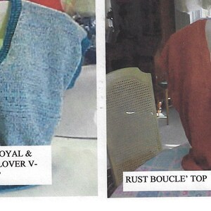 以下が含まれることがあります： 2つのニットトップス。1つはVネックとキャップスリーブのティールブルー、もう1つはVネックとキャップスリーブのさび色。ティールブルーのトップスには「TEAM RACING TEAL, ROYAL & BOUCLE' YARNS; PULLOVER V-NECK CAP SLEEVE TOP」とラベルが貼られています。さび色のトップスには「RUST BOUCLE' TOP」とラベルが貼られています。
