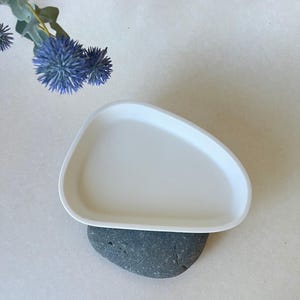 Pebble Tray | Jesmonite Trinket Dish | Organic Ring Holder | Minimalist Nordic | Irregular Jewelry Tray | Neutral Aesthetic Home Decor Gift