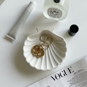 Dienblad met schelpen en sint-jakobsschelpen | Betonnen sieradenhouder | Minimalistische trinketschaal | Woondecoratie kust | Cadeau | Opberger voor badkamermeubels