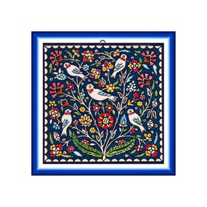 Könnte beinhalten: Eine quadratische, blau gerahmte Dekofliese mit dunkelblauem Hintergrund und einem zentralen Baummotiv. Das Design zeigt vier weiße Vögel inmitten von roten, gelben und weißen Blumen sowie grünen Blättern, eingefasst von einem gewellten Rand.