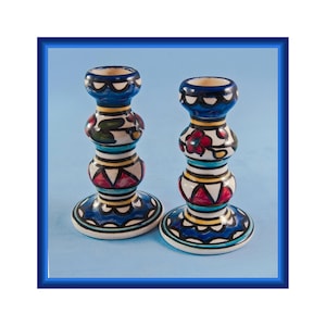 Puede incluir: Una taza de cerámica blanca con un asa negra y el texto "But First, Coffee" en negro, con una fuente de estilo manuscrito. La taza está sobre una superficie blanca.