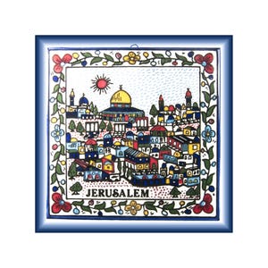 Puede incluir: Azulejo cuadrado de cerámica con una colorida ilustración de Jerusalén con una cúpula dorada y varios edificios. El azulejo está enmarcado con un borde azul y un diseño floral. La palabra "JERUSALEM" está escrita en la parte inferior.