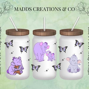 Puede incluir: Tres vasos blancos de 16 oz con tapa de madera y una pajita. Cada vaso presenta un diseño diferente de un elefante morado con mariposas y estrellas. Los vasos son para sublimación.