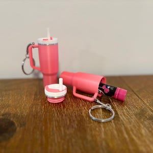 Mini porte-clé Stanley, porte-clé support pour baume à lèvres, porte-clé imprimé 3D, joli porte-clé Stanley, support pour baume à lèvres personnalisé, cadeaux pour elle