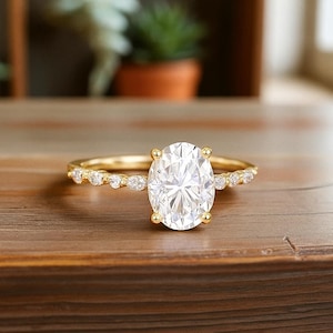 Anillo de compromiso de moissanita de corte ovalado / Anillo de banda de diamantes delicados / Anillo solitario de oro de 14 quilates / Anillo de bodas minimalista / Anillo de promesa de regalo para ella