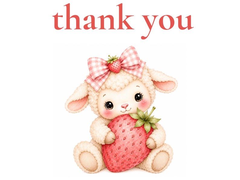 Pu&ograve; includere: Un'illustrazione a cartoni animati di un agnello color crema con grandi occhi scuri e guance rosa, che tiene in mano una grande fragola rossa. L'agnello indossa un fiocco a quadretti rosa e bianco sulla testa con un piccolo dettaglio a fragola. Il testo thank you &egrave; sopra.