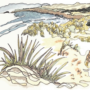 Könnte beinhalten: Eine Aquarellillustration einer Küstenszene mit felsiger Küste, blauem Wasser und grünen Pflanzen im Vordergrund.