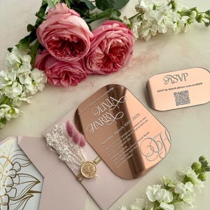 Stilvolle Roségold-Acryleinladungen mit Blush-Rosa-Umschlägen, Hochzeitseinladungs-Reihe, Quinceanera Invitaitons QR Code RSVP