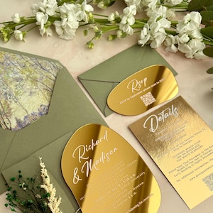 Convites de acrílico de espelho dourado de luxo com envelopes verde-sálvia, conjuntos de convites de casamento com código QR RSVP, convites para quinceanera