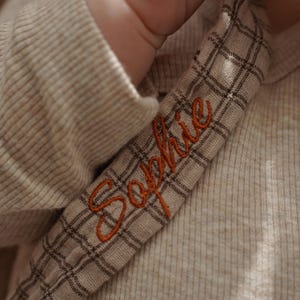 名前が刺繍されたモスリンのおしゃぶりチェーン。手作り。出産祝いのギフトに最適。