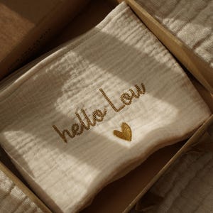 Personalisiertes Musselin Mulltuch mit Namen – Babygeschenk zur Geburt – Kuscheltuch – Geschenk für Neugeborenes – Babytuch bestickt