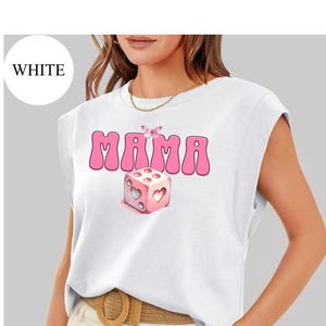 Maglietta retrò per mamma, maglietta con dadi rosa e farfalle, regalo esteticamente accattivante per la mamma, maglietta vintage per la festa della mamma