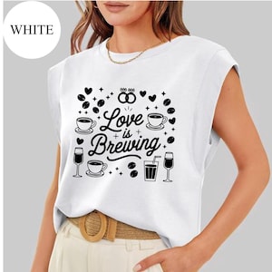L'amore sta fermentando, maglietta con vibrazioni romantiche del caffè, maglietta carina per coppie retrò, regalo per amanti del fidanzamento e del caffè, grafica accogliente per coppie