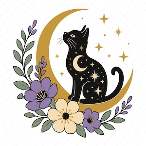 Op de afbeelding: Een digitale illustratie van een zwarte kat die voor een gouden maansikkel zit, versierd met sterren en een maansikkel op het lichaam. De kat is omlijst door paarse en crèmekleurige bloemen met groene bladeren. Onderaan staat de tekst SVG PNG DXF JPG PDF EPS AI.