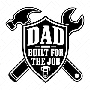 Peut inclure: Un design graphique noir et blanc représentant un bouclier avec le texte DAD BUILT FOR THE JOB et une icône de boulon. Un marteau et une clé sont croisés derrière le bouclier. Le bas de l'image liste les formats SVG, PNG, DXF, JPG, PDF, EPS, AI.