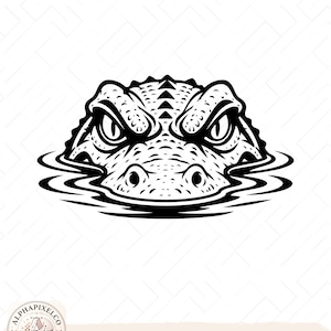 Puede incluir: Una ilustración gráfica en blanco y negro de una cabeza de caimán emergiendo del agua. El diseño presenta líneas nítidas y angulares, un hocico texturizado y ojos intensos. Debajo del gráfico, el texto dice ALPHAPIXELCO SVG PNG DXF JPG PDF EPS AI.