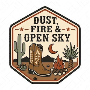 Op de afbeelding: Een zeshoekig grafisch ontwerp met een bruine cowboylaars, een groene cactus, een kampvuur en een maansikkel. De tekst DUST, FIRE & OPEN SKY staat bovenaan in het midden. De illustratie gebruikt een palet van beige, bruin, oranje en donkergroen.