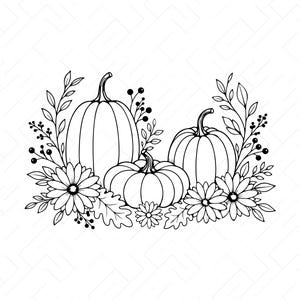 Op de afbeelding: Een zwart-witte lijntekening met drie pompoenen gerangschikt met bloemen, bladeren en bessen. De tekst onderaan luidt SVG, PNG, DXF, JPG, PDF, EPS, AI, wat de beschikbare digitale bestandsformaten voor dit grafische ontwerp aangeeft.
