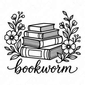 Puede incluir: Una ilustración de arte lineal en blanco y negro que presenta una pila de cuatro libros centrada entre dos ramas florales. Debajo de los libros, la palabra bookworm está escrita en letra cursiva. En la parte inferior, aparece el texto SVG, PNG, DXF, JPG, PDF, EPS, AI.