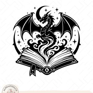 Puede incluir: Un gráfico digital en blanco y negro que muestra un dragón emergiendo de un libro abierto. El dragón tiene las alas extendidas y está posicionado frente a una luna creciente y estrellas. Humo arremolinado sale de las páginas del libro.