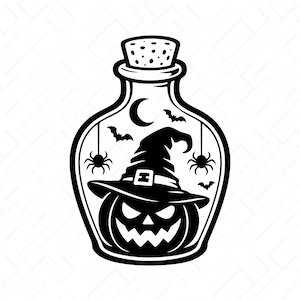 Op de afbeelding: Een zwart-witte grafische illustratie van een glazen fles met een kurk. In de fles zit een pompoen met een puntmuts, omringd door twee hangende spinnen, twee vliegende vleermuizen en een halve maan op de achtergrond.