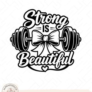 Puede incluir: Un diseño gráfico en blanco y negro que muestra una barra de pesas con un lazo grande atado en el centro. El texto Strong IS Beautiful está escrito en una fuente negrita y estilizada arriba y abajo, con un pequeño corazón en la parte inferior.