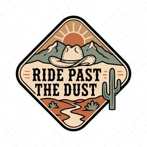 Op de afbeelding: Een ruitvormig grafisch ontwerp met een beige cowboyhoed boven bergen en een zon. De tekst RIDE PAST THE DUST is in het zwart gedrukt, vergezeld van een groene cactus, een kronkelend pad en een woestijnlandschap in oranje en beige tinten.