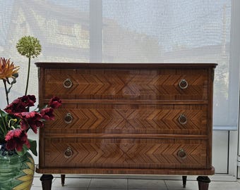 Antieke massief houten ladekast met marqueterie.