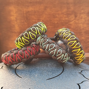 Adjustable stitched Paracord bracelet - DE