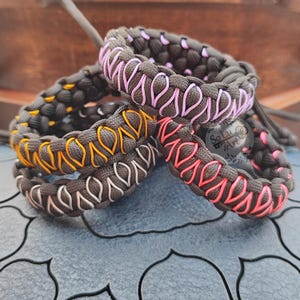 Adjustable stitched Paracord bracelet - DE