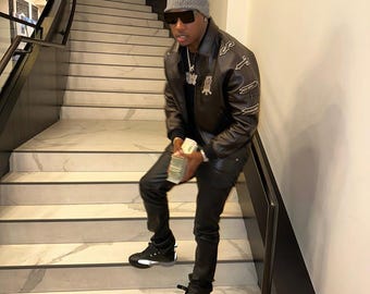 Giubbotto bomber in pelle di agnello Avirex x Trapstar: streetwear ricamato