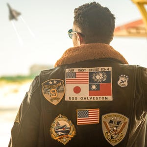 Top Gun Maverick Bomber Jacket – Vintage Aviator Leather Jacket with Patches | G-1 Flight Pilot Style | Shearling Collar US Navy Jacket Gift