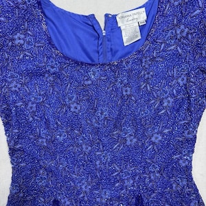 Blusa de noche de seda con cuentas de Adrianna Papell, estampado floral azul, talla 10 petite, estilo vintage de los años 90. imagen 1