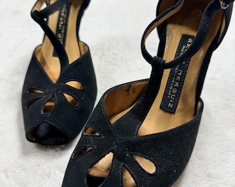 Buty do tanga Arika Nerguiz z czarnego zamszu z odkrytymi palcami i paskiem w kształcie litery T na obcasie z wycięciem, rozmiar 5.5