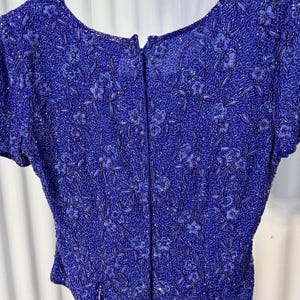 Blusa de noche de seda con cuentas de Adrianna Papell, estampado floral azul, talla 10 petite, estilo vintage de los años 90. imagen 10