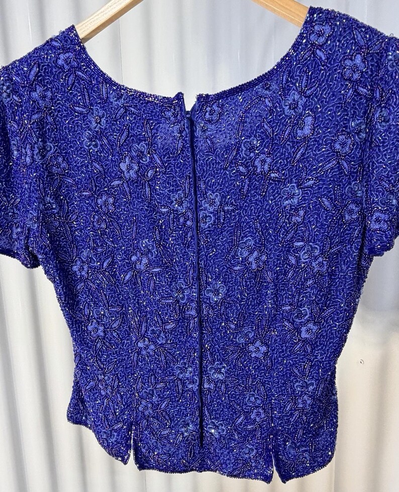 Blusa de noche de seda con cuentas de Adrianna Papell, estampado floral azul, talla 10 petite, estilo vintage de los años 90. imagen 10