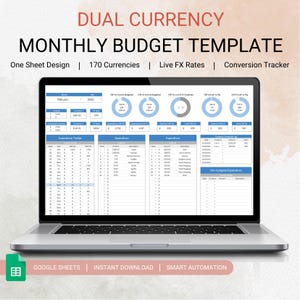 Op de afbeelding: Een laptopscherm dat een Google Sheets-spreadsheettemplate voor een maandelijks budget in twee valuta weergeeft. De sjabloon bevat secties voor inkomsten, uitgaven en een conversietracker. De spreadsheet heeft de titel "Dual Currency Monthly Budget Template".