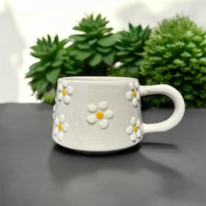 Handmade Daisy Mug 200 ml Ceramic Coffee Cup Cute Floral Pottery Mug Cottagecore Kitchen Gift