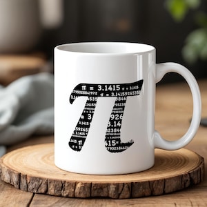 Puede incluir: Taza de cerámica blanca con un gráfico negro de la constante matemática pi, con los dígitos de pi repetidos en un patrón circular. El texto "π = 3.1415" es visible en la taza.