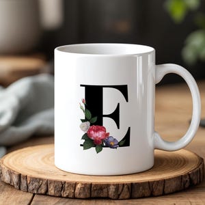 Taza floral con letra E (330 ml), monograma personalizado, regalo de cerámica personalizado para ella, elegante diseño floral.