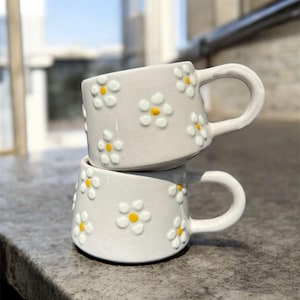 2er Set Handgefertigte Gänseblümchen Tassen Weiße Blumen Keramik Kaffeetassen Geprägte Keramik 200ml
