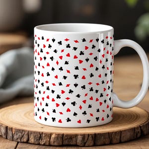 Poker Themed Tasse mit Spielkartenanzügen, rotem und schwarzem Muster, Kaffeetassengeschenk für Kartenspieler und Kasinofans