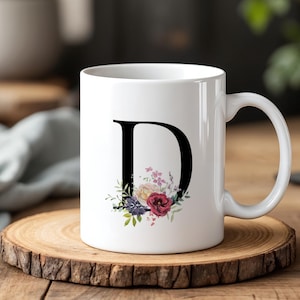 Taza de cerámica con monograma floral y letra D (330 ml), regalo personalizado para ella, elegante diseño floral.