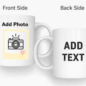 Può includere: Tazza in ceramica bianca con manico. Il lato anteriore presenta la scritta "Add Photo" sopra una grafica di fotocamera con un cuore e un cuore rosa. Il retro dice "Add Text".
