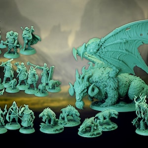 Puede incluir: Un conjunto de figuras en miniatura impresas en 3D, que incluye un gran dragón verde, un grupo de figuras humanas y varias criaturas más pequeñas. Las figuras están pre-soportadas y listas para ser pintadas. Las figuras son del juego Bag of Holding.